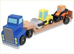 Camion transportor cu platforma cu utilaje de constructii